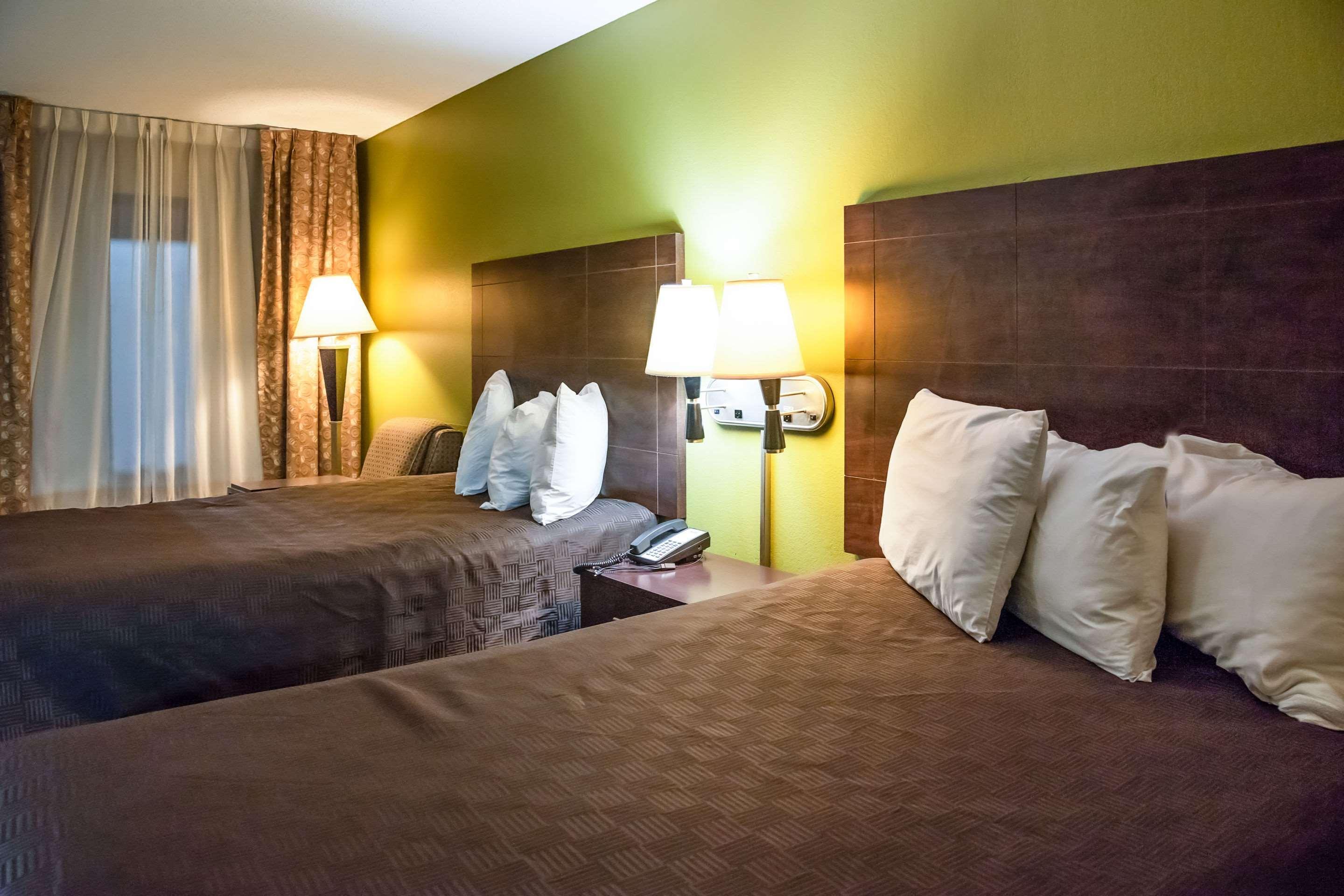 Rodeway Inn & Suites Кларксвилл Экстерьер фото