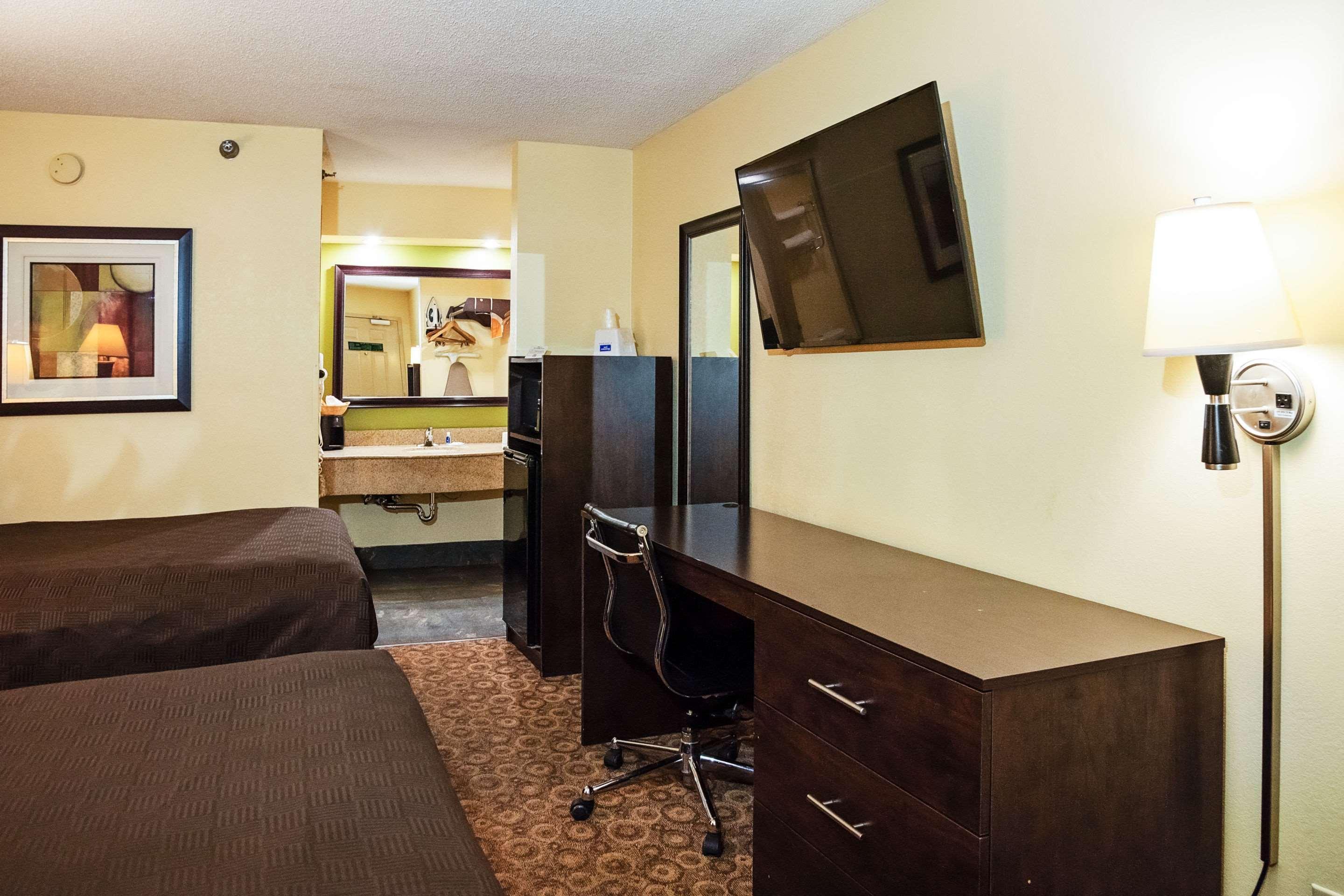 Rodeway Inn & Suites Кларксвилл Экстерьер фото