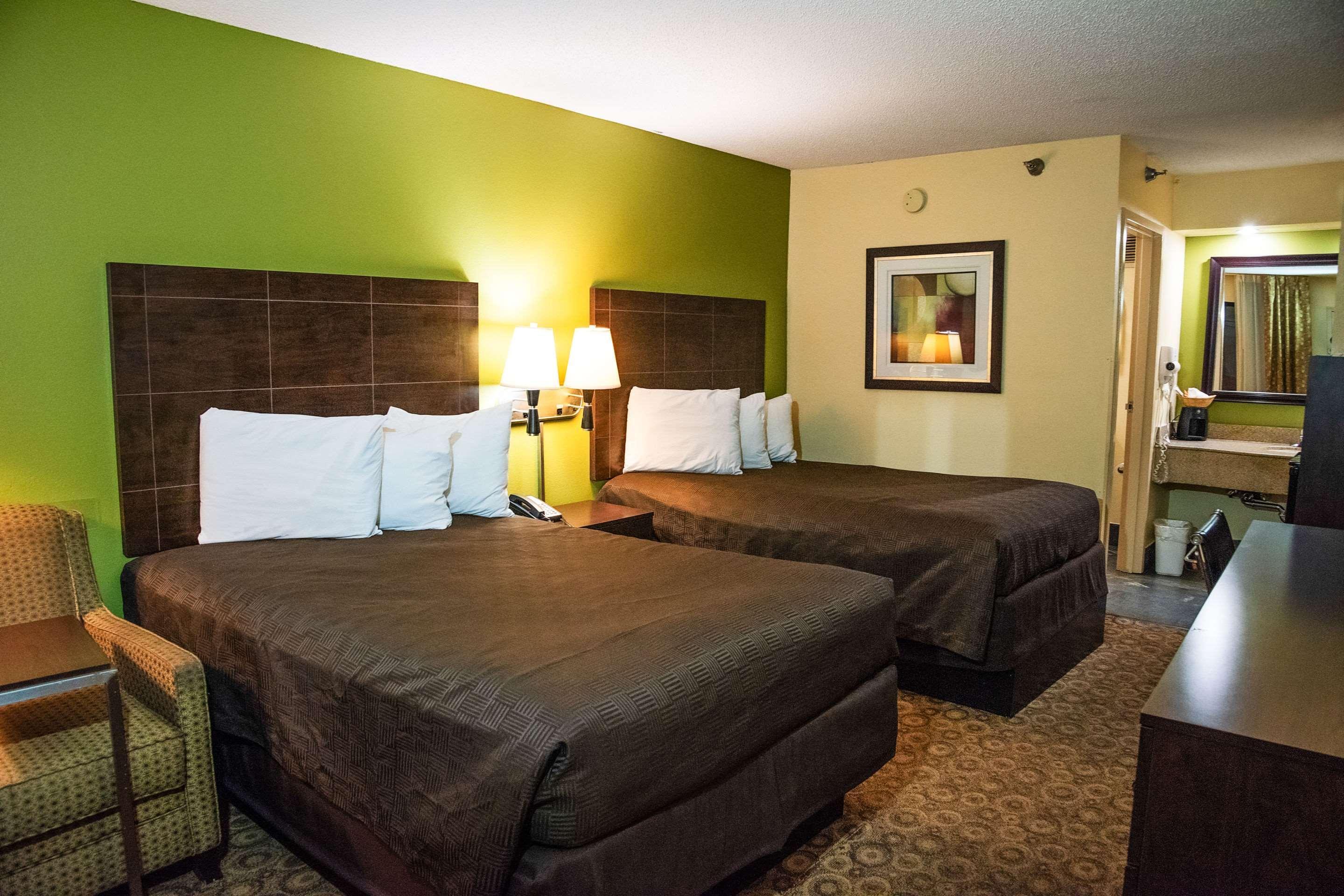 Rodeway Inn & Suites Кларксвилл Экстерьер фото