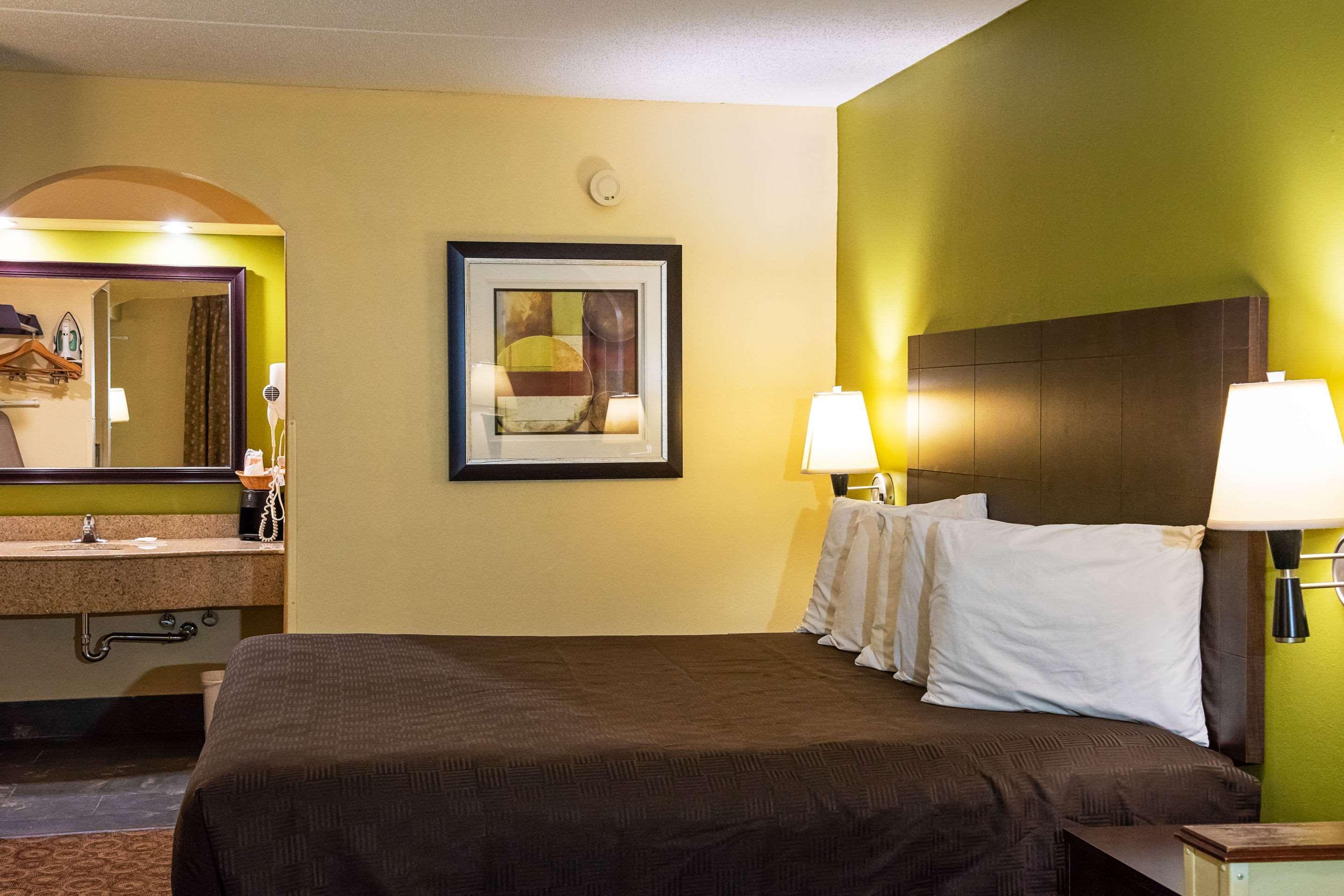 Rodeway Inn & Suites Кларксвилл Экстерьер фото