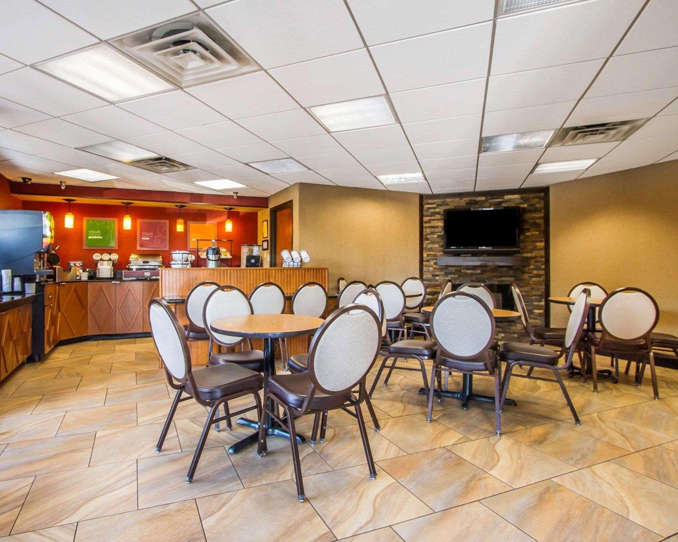 Rodeway Inn & Suites Кларксвилл Экстерьер фото