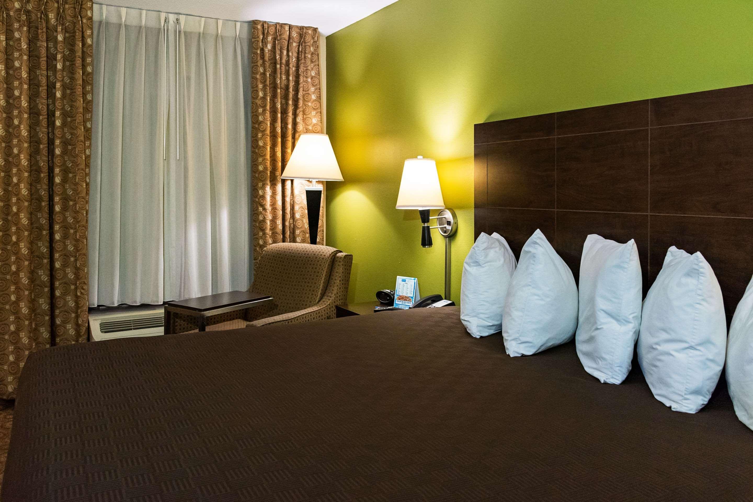 Rodeway Inn & Suites Кларксвилл Экстерьер фото