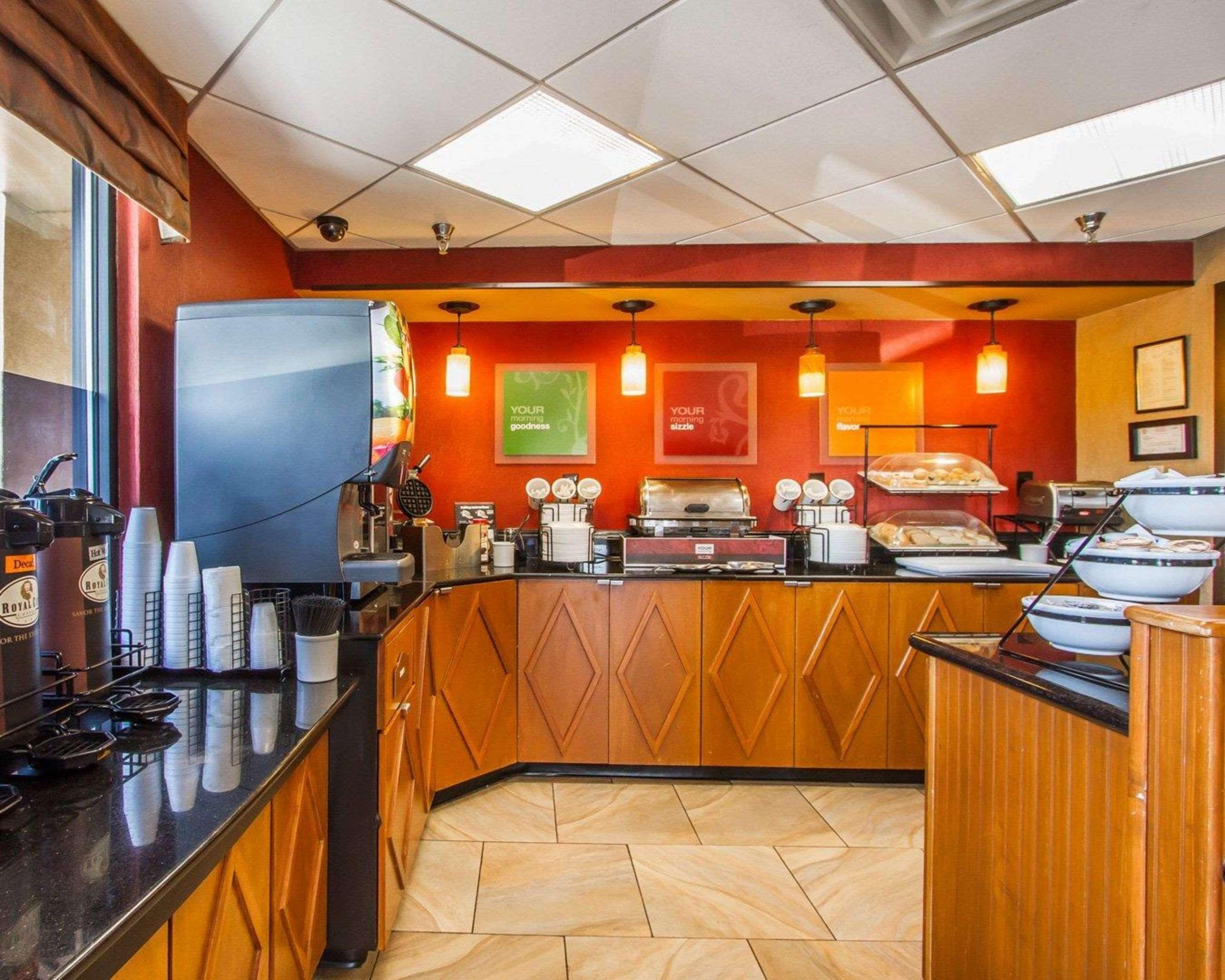 Rodeway Inn & Suites Кларксвилл Экстерьер фото