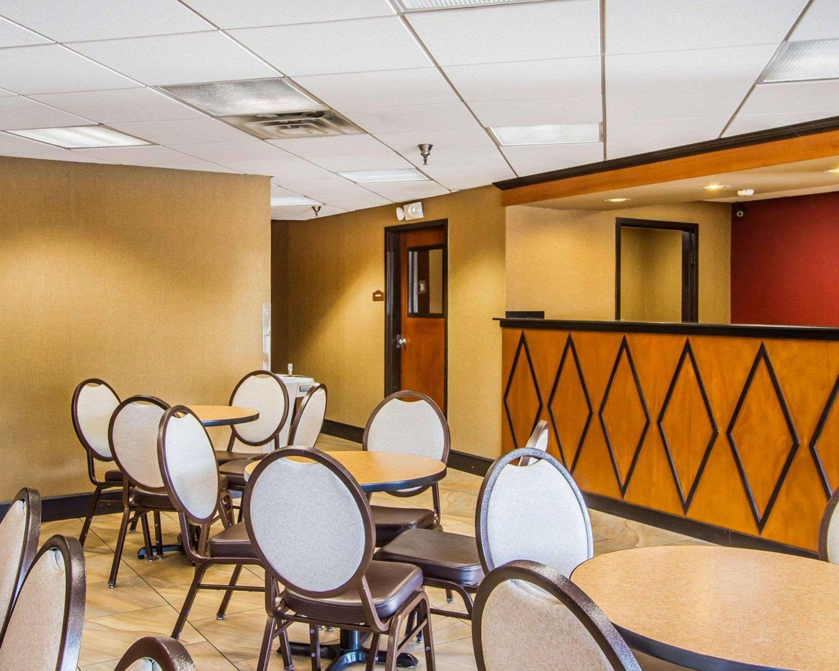 Rodeway Inn & Suites Кларксвилл Экстерьер фото