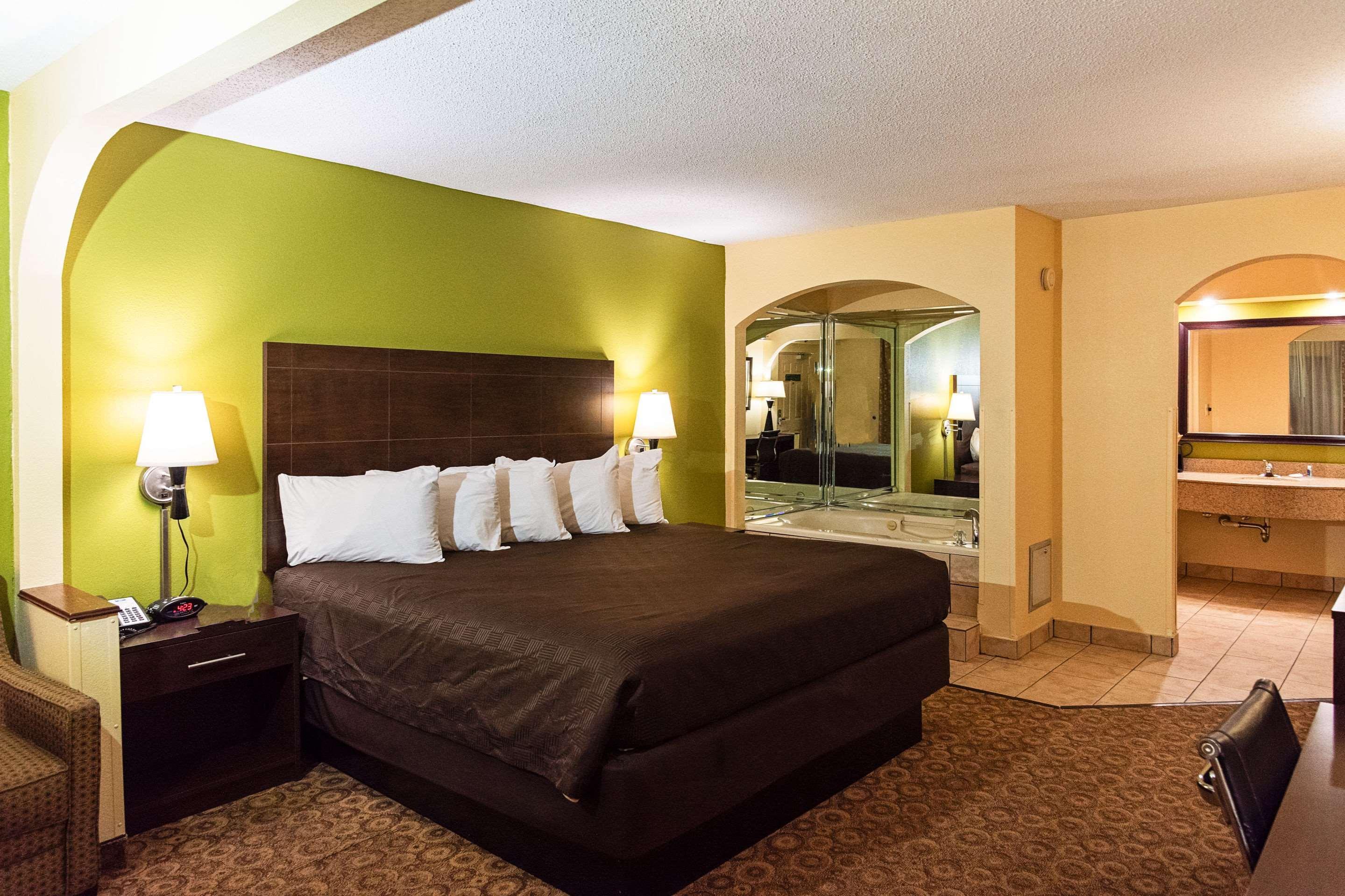 Rodeway Inn & Suites Кларксвилл Экстерьер фото