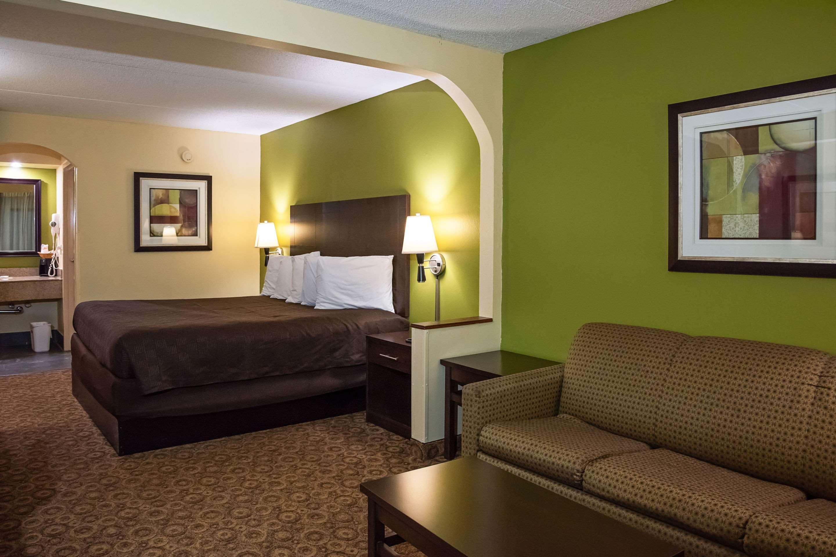 Rodeway Inn & Suites Кларксвилл Экстерьер фото