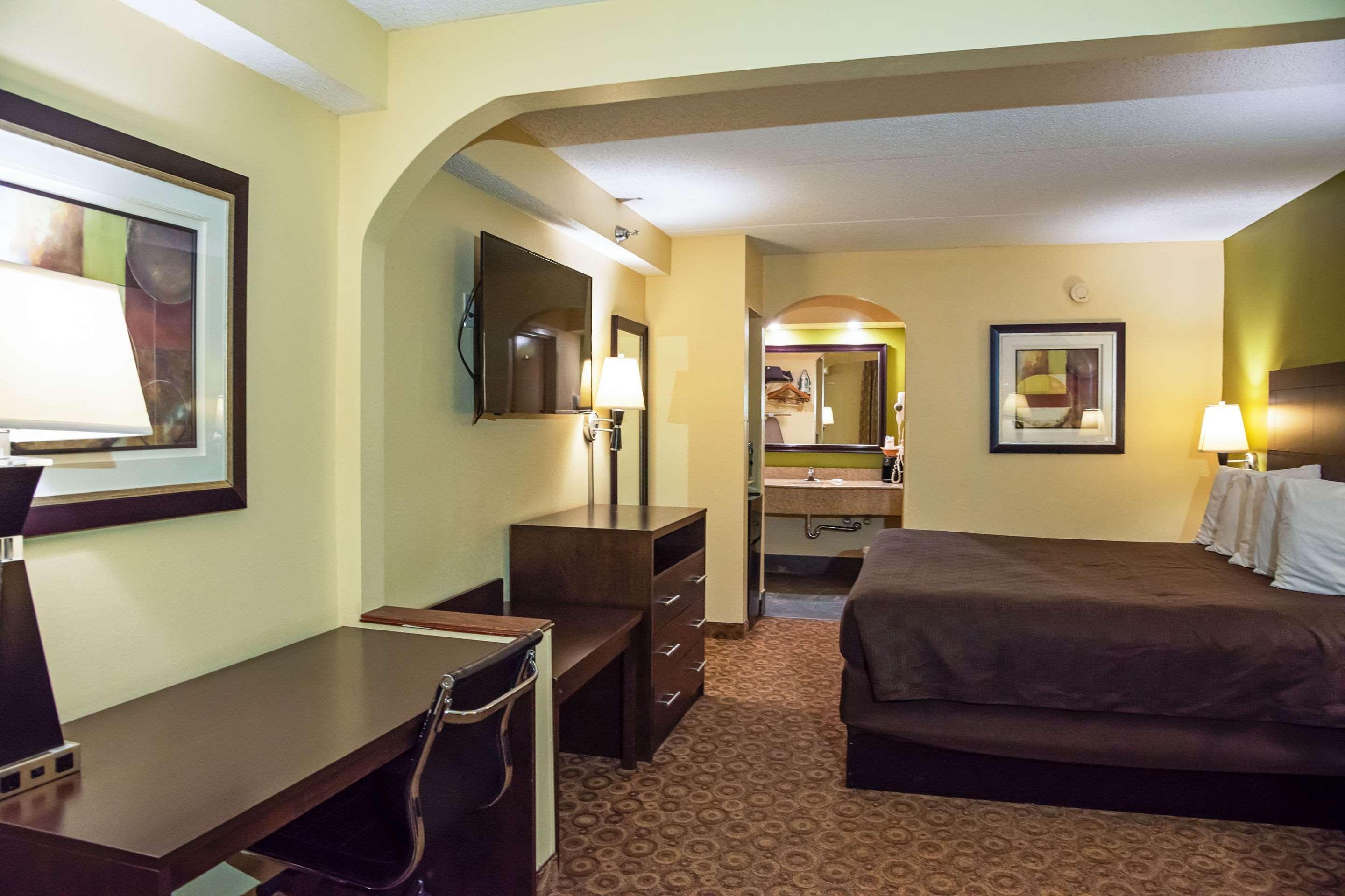 Rodeway Inn & Suites Кларксвилл Экстерьер фото