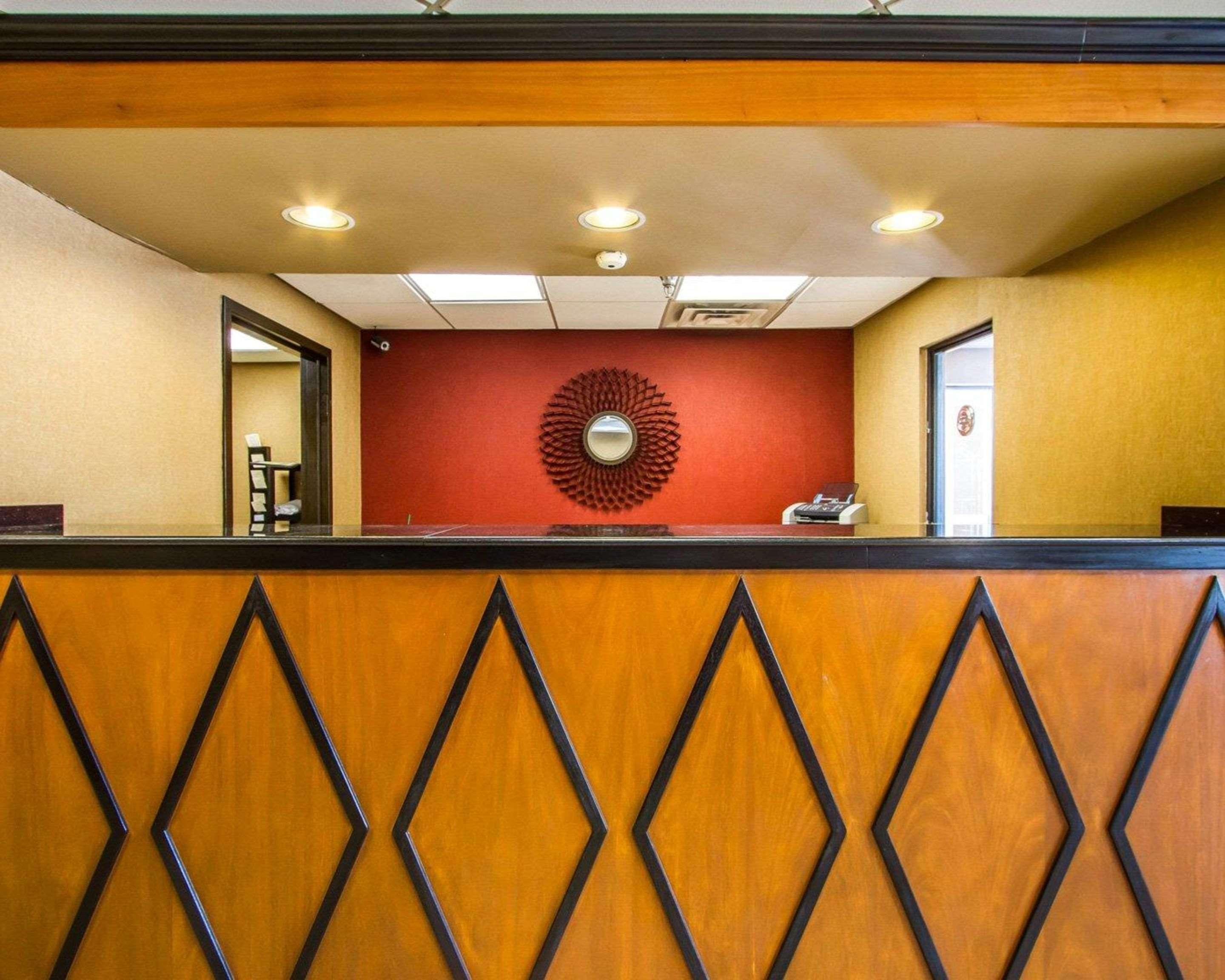 Rodeway Inn & Suites Кларксвилл Экстерьер фото