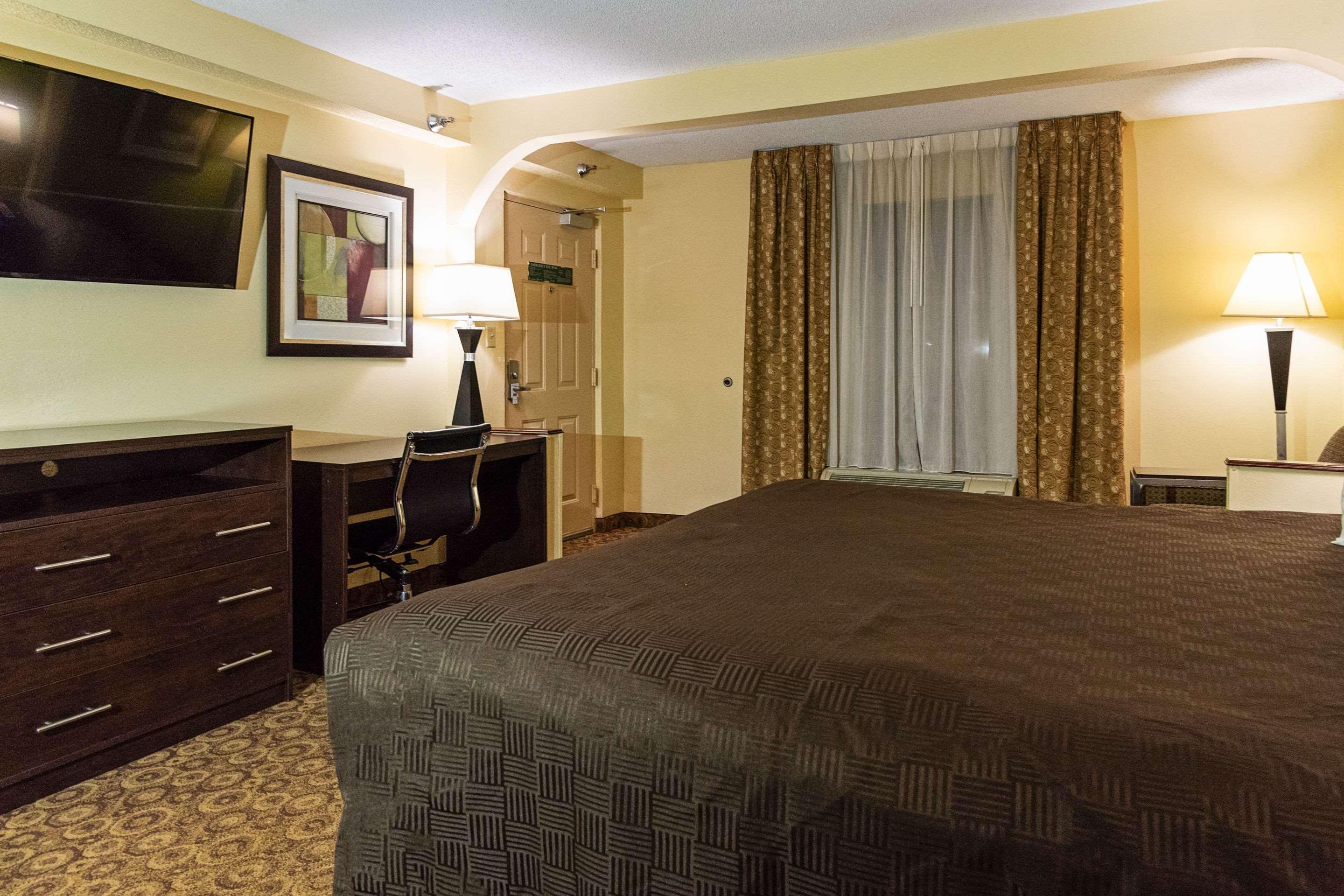 Rodeway Inn & Suites Кларксвилл Экстерьер фото