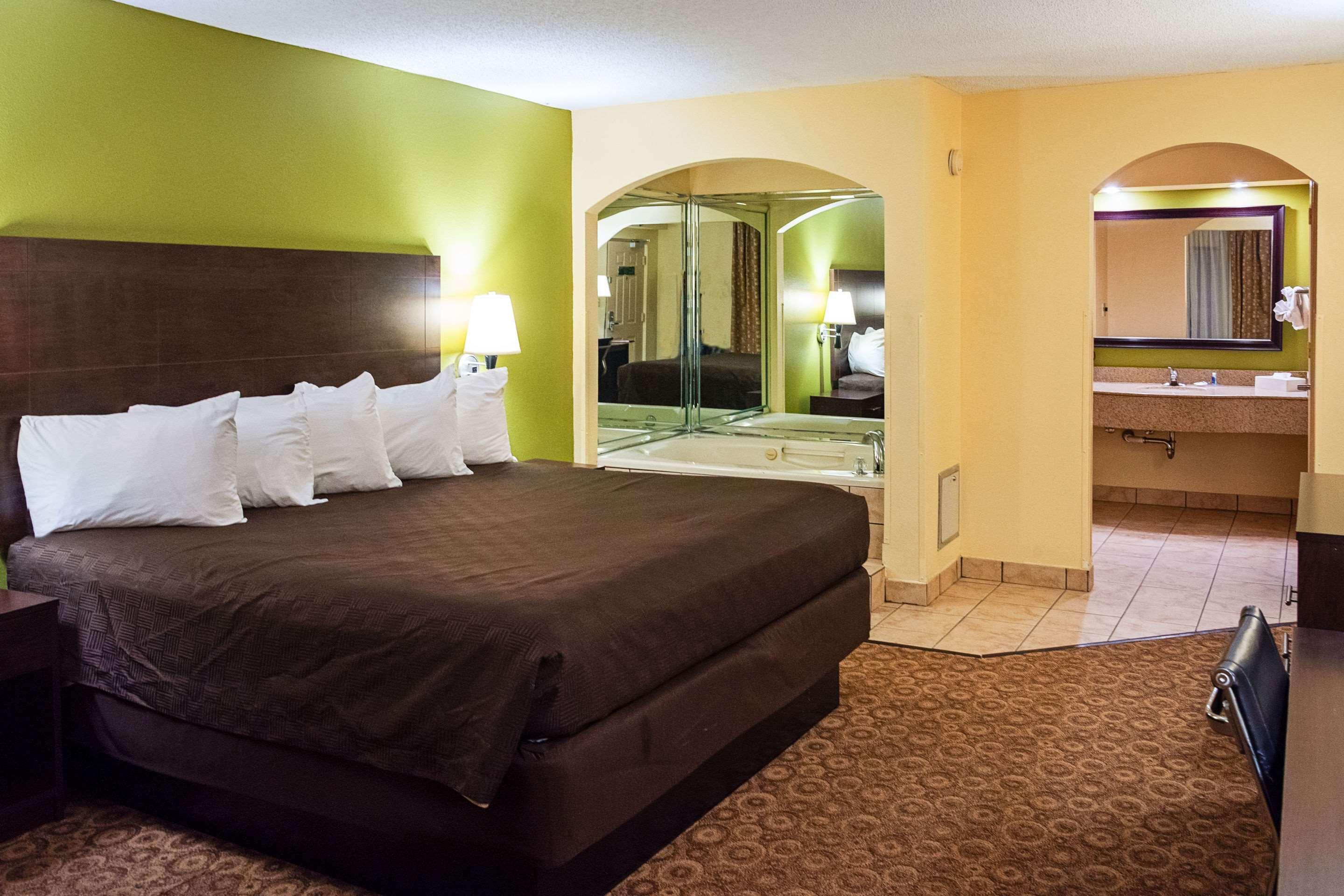 Rodeway Inn & Suites Кларксвилл Экстерьер фото