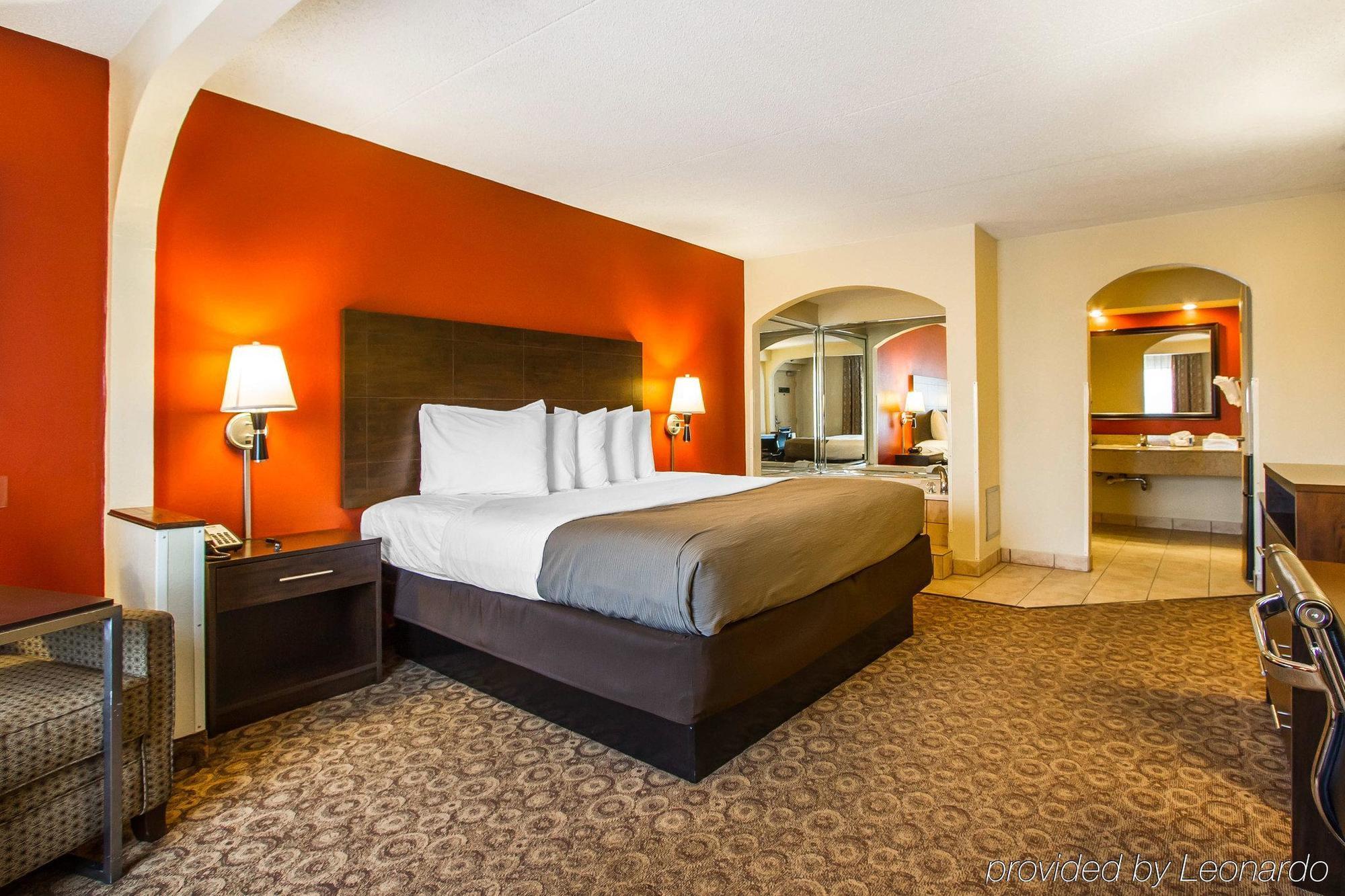 Rodeway Inn & Suites Кларксвилл Экстерьер фото