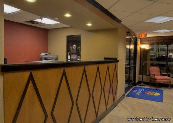 Rodeway Inn & Suites Кларксвилл Интерьер фото
