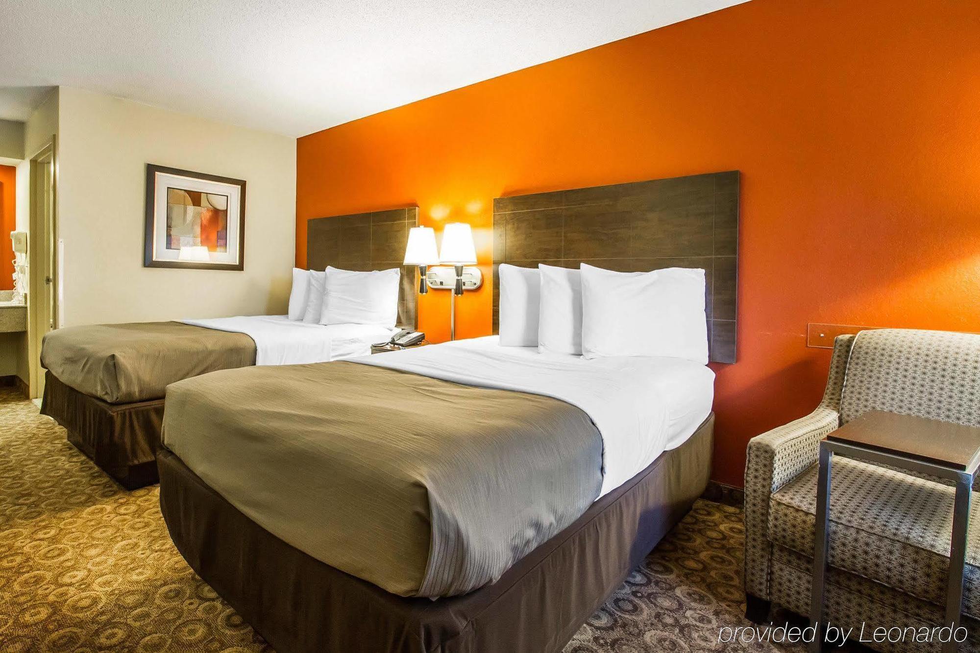 Rodeway Inn & Suites Кларксвилл Экстерьер фото