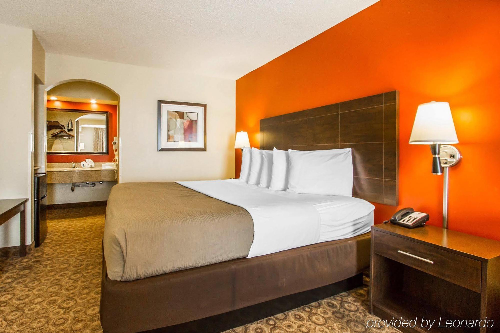 Rodeway Inn & Suites Кларксвилл Экстерьер фото
