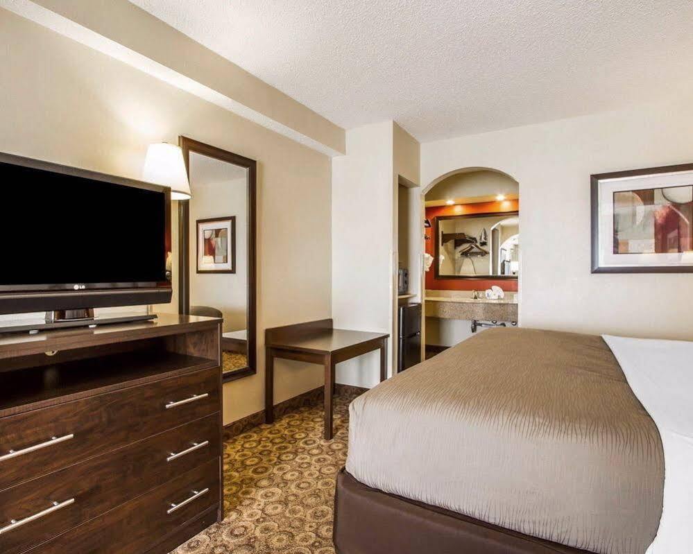 Rodeway Inn & Suites Кларксвилл Экстерьер фото
