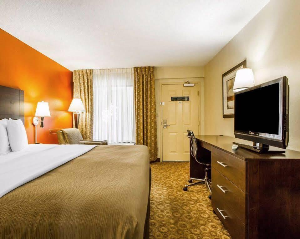 Rodeway Inn & Suites Кларксвилл Экстерьер фото