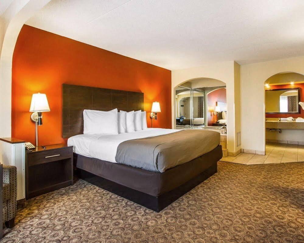 Rodeway Inn & Suites Кларксвилл Экстерьер фото