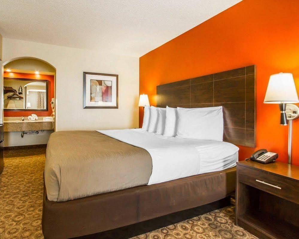 Rodeway Inn & Suites Кларксвилл Экстерьер фото
