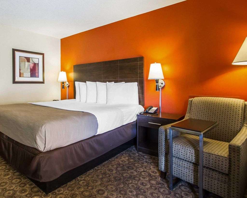 Rodeway Inn & Suites Кларксвилл Номер фото