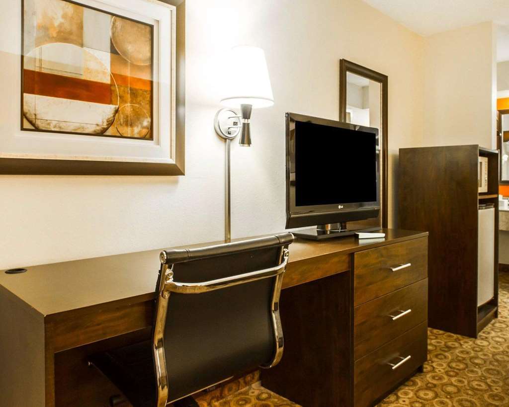 Rodeway Inn & Suites Кларксвилл Номер фото