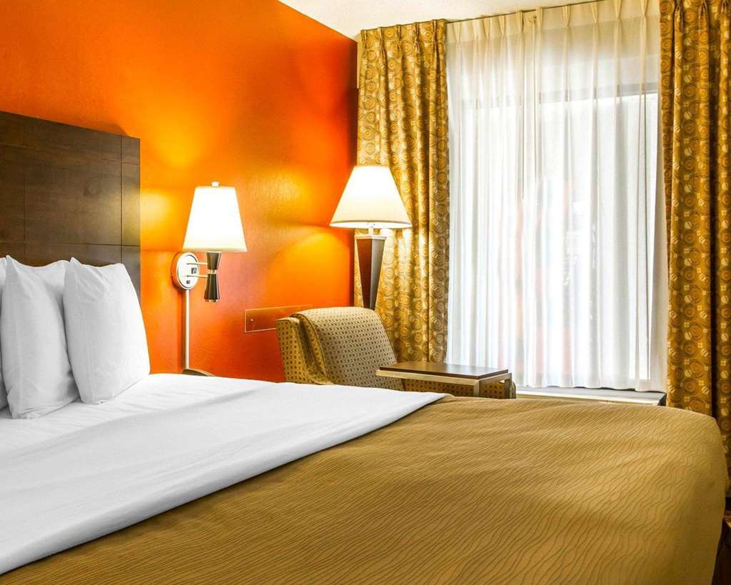 Rodeway Inn & Suites Кларксвилл Номер фото