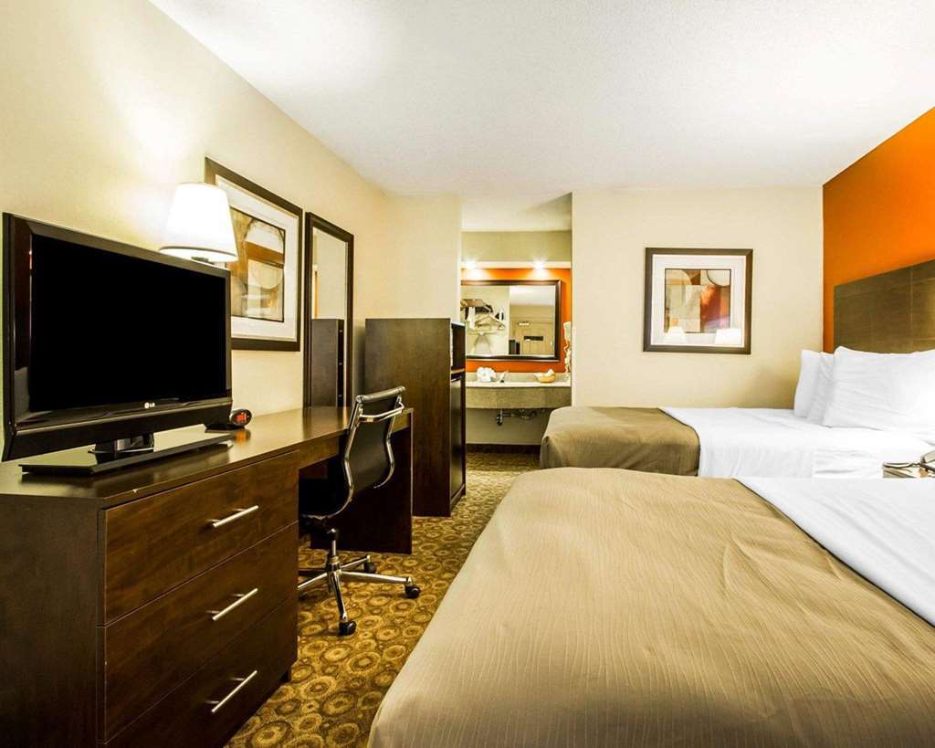 Rodeway Inn & Suites Кларксвилл Номер фото