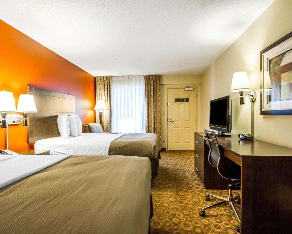 Rodeway Inn & Suites Кларксвилл Номер фото