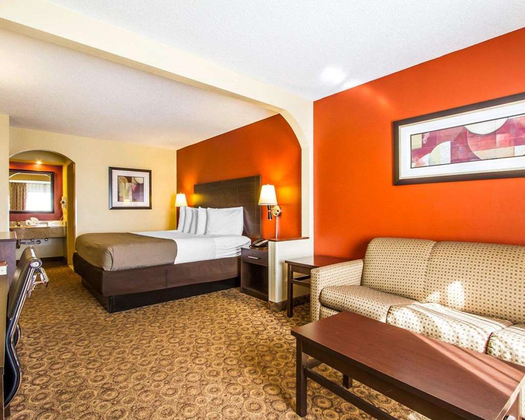 Rodeway Inn & Suites Кларксвилл Номер фото