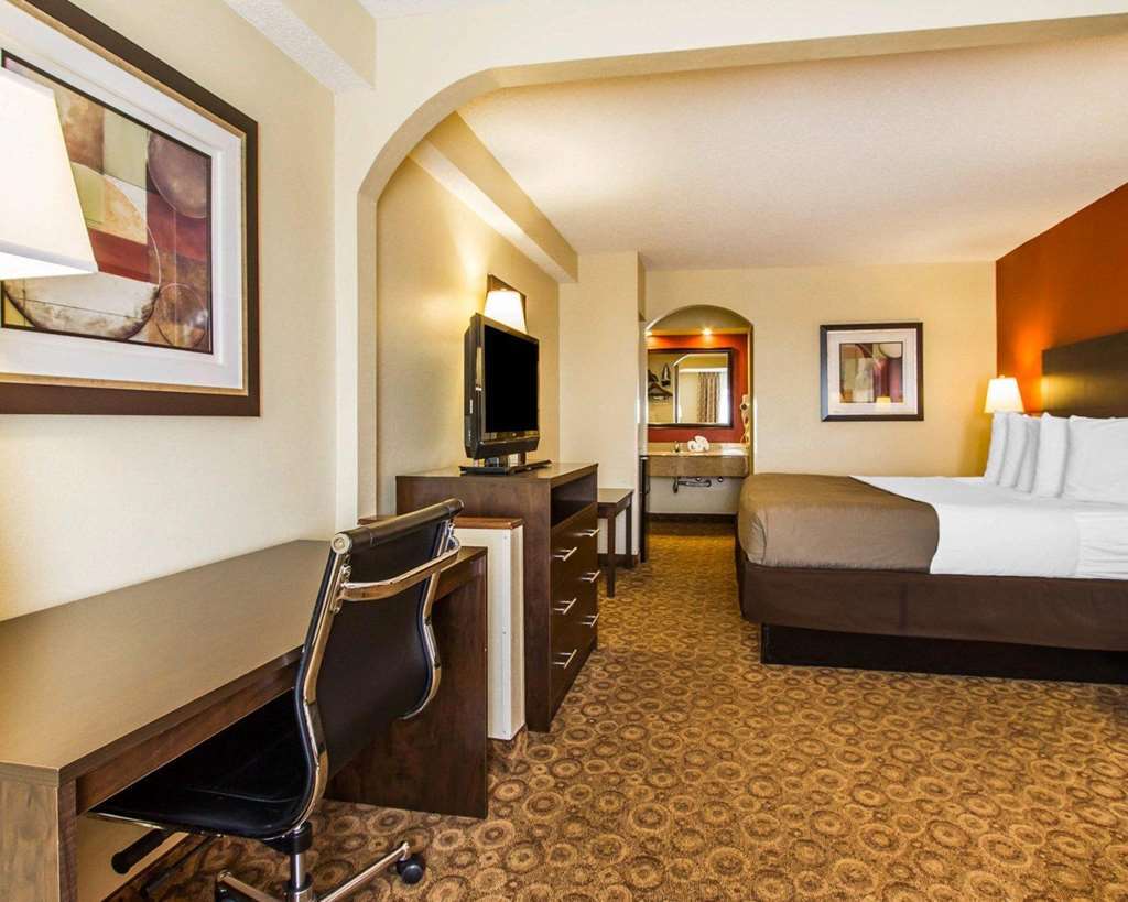 Rodeway Inn & Suites Кларксвилл Номер фото